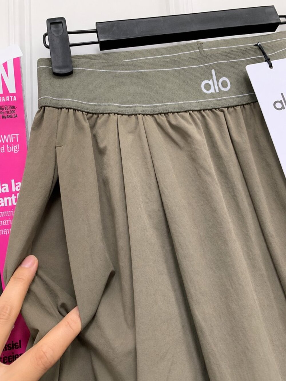 NWT Alo Yoga Suit Up Trouser Olive🌲Everyday Closet Staple🥪Regular Limited - Picture 3 of 5